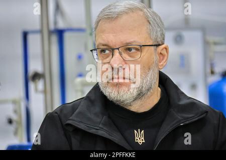 PERVOMAISK, UKRAINE - LE 16 MARS 2023 - le ministre de l'énergie de l'Ukraine, M. Galoushchenko, visite la seule entreprise unique de l'Ukraine où se trouvent les composants Banque D'Images