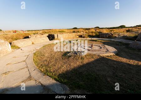 Reste d'une fosse à armes à feu à la Pointe du hoc. Côte de Normandie, entre Utah Beach et Omaha Beach (débarquement en Normandie pendant la Seconde Guerre mondiale). Normandie. France. Banque D'Images