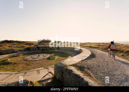 Reste d'une fosse à armes à feu à la Pointe du hoc. Côte de Normandie, entre Utah Beach et Omaha Beach (débarquement en Normandie pendant la Seconde Guerre mondiale). Normandie. France. Banque D'Images