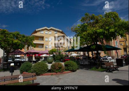 03 septembre 2022 – Europe, Italie, Sardaigne, Oristano, Vue sur Bosa le magnifique village avec des maisons colorées et un château médiéval. Banque D'Images