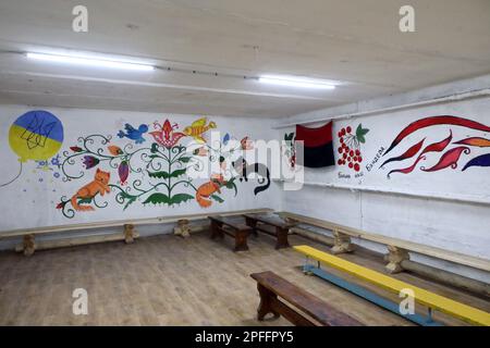 CHYHYRYN, UKRAINE - 15 MARS 2023 - des dessins couvrent les murs du refuge à la bombe mis en place par les élèves et les enseignants de Chyhyryn Lyceum N2, Chyhyryn, Banque D'Images