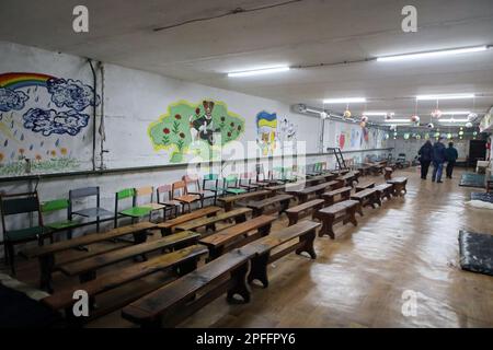 CHYHYRYN, UKRAINE - 15 MARS 2023 - des chaises et des bancs sont vus sur le mur dans le refuge à la bombe mis en place par les étudiants et les enseignants de Chyhyryn Lyceuu Banque D'Images