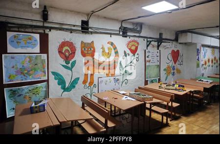 CHYHYRYN, UKRAINE - 15 MARS 2023 - des bureaux, des cartes et des dessins sont illustrés dans le refuge à bombes mis en place par les élèves et les enseignants de Chyhyryn Lyceum Banque D'Images