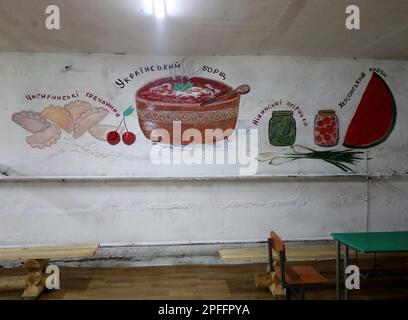 CHYHYRYN, UKRAINE - 15 MARS 2023 - des dessins couvrent le mur du refuge à la bombe mis en place par les élèves et les enseignants de Chyhyryn Lyceum N2, Chyhyryn, Banque D'Images