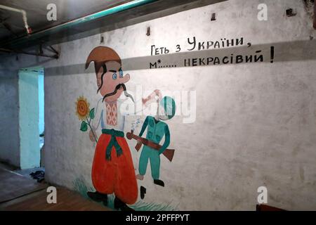 CHYHYRYN, UKRAINE - 15 MARS 2023 - Un dessin patriotique est vu sur le mur dans le refuge à la bombe mis en place par les étudiants et les enseignants de Chyhyryn Lyceuu Banque D'Images