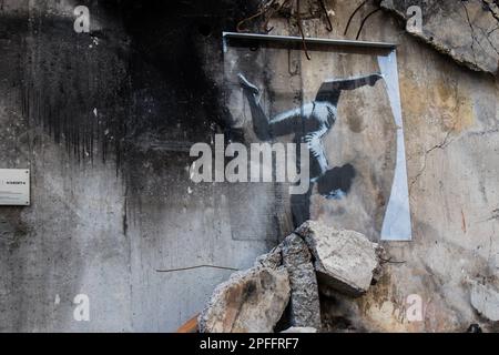 Gros plan de l'artiste peint une jeune fille gymnaste dans une main à l'envers, comme s'il s'était penché sur les ruines de la maison. L'auteur a signé son travail comme suit Banque D'Images