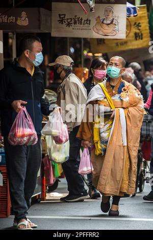 Taipei. 17th mars 2023. Monk bouddhiste promenez-vous dans le bazar du matin à Taipei, Taiwan le 17/03/2023 par Wiktor Dabkowski Credit: dpa/Alay Live News Banque D'Images