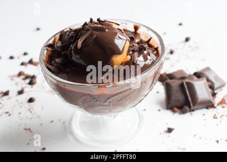 Délicieux profiteroles au chocolat, profiteroles sur fond blanc isolé, gros plan. Banque D'Images