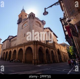 Pampelune, Espagne - 02 août 2022: Paysage urbain. Vue sur la place de la ville avec le café de la rue en face de St. Eglise de Nicolas dans le vieux quartier de Pampelune Banque D'Images