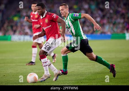 Séville, Espagne. 16th mars 2023. Tyrell Malacia (12) de Manchester United et Sergio Canales (10) de Real Betis vu pendant le match de l'UEFA Europa League entre Real Betis et Manchester United à l'Estadio Benito Villaarin à Séville. (Crédit photo : Gonzales photo/Alamy Live News Banque D'Images