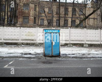 Ancienne boîte incendie en métal bleu dans une rue de la ville. L'inscription en russe est traduite en tant que borne d'eau. Banque D'Images