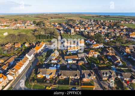 Tir de drone pittoresque de petites maisons et de champs orange près de l'océan, Flamborough, Royaume-Uni. Photo de haute qualité Banque D'Images