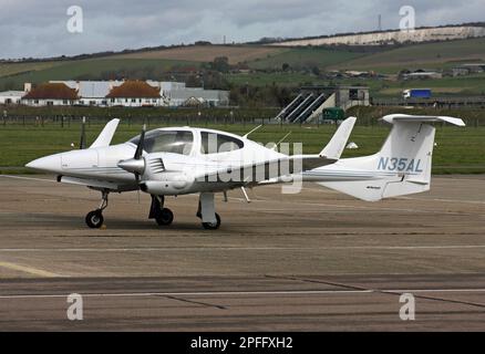 Un Diamond DA-42 Twin Star à l'aéroport de Brighton City à Sussex, en Angleterre Banque D'Images