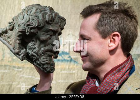 Londres, Royaume-Uni 17 mars 2023. Un modèle italien en terre cuite de la tête de Saint Jean-Baptiste, estimation £80 - £120. Parmi les points forts, on compte la collection Peta Smyth de textiles et tapisseries anciennes, une sélection d'articles de la collection Lord & Lady Flight et le contenu des vêtements des Chequers. La vente a lieu le 21 mars à Bonhams Knightsbridge. Credit: amer ghazzal / Alamy Live News Banque D'Images