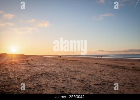 Superbe plage de sable et côte au coucher du soleil à Brancaster dans le nord de Norfolk, en Angleterre Banque D'Images