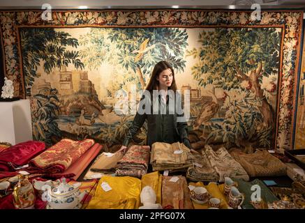 Bonhams Knightsbridge, Londres, Royaume-Uni. 17 mars 2023. Aperçu des soldes des collections, notamment la collection Peta Smyth de textiles et tapisseries anciens, des articles sélectionnés de la collection Lord & Lady Flight et le contenu des vêtements de Chequers. La vente de 400 lots a lieu le 21 mars. Image: Après quarante-cinq ans de vente de son magasin de rue Moreton, la collection de textiles et de tapisseries antiques de Peta Smyth commencera la vente. Crédit : Malcolm Park/Alay Live News Banque D'Images
