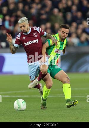 Manuel Lanzini de West Ham United et Ismael Casas d'AEK Larnaca lors de la Ligue de conférence de l'UEFA Europa série de matchs de football de 16 2nd jambes entre West Ha Banque D'Images