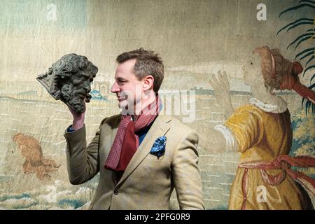 Londres, Royaume-Uni 17 mars 2023. Un modèle italien en terre cuite de la tête de Saint Jean-Baptiste, estimation £80 - £120. Parmi les points forts, on compte la collection Peta Smyth de textiles et tapisseries anciennes, une sélection d'articles de la collection Lord & Lady Flight et le contenu des vêtements des Chequers. La vente a lieu le 21 mars à Bonhams Knightsbridge. Credit: amer ghazzal / Alamy Live News Banque D'Images