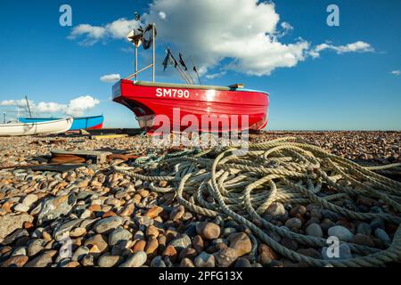 Bateau de pêche sur la plage de Worthing, West Sussex, Angleterre. Banque D'Images