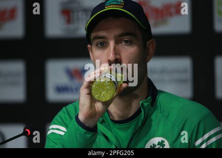 Le capitaine irlandais Andrew Balbirnie s'adressant à une conférence de presse avant le match pendant l'équipe nationale de cricket de l'Irlande de l'ODI assiste à la pratique à Sylhet Internati Banque D'Images