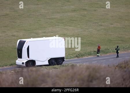 Un camion électrique autonome suédois Einride Gen 2 est mis à l'épreuve sur les routes de la Grande-Bretagne pour la première fois. Le véhicule futuriste a été filmé par une équipe de tournage utilisant un drone alors qu'il a roulé à distance le long de Beachy Head Road près d'Eastbourne, au Royaume-Uni. Banque D'Images