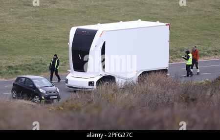 Un camion électrique autonome suédois Einride Gen 2 est mis à l'épreuve sur les routes de la Grande-Bretagne pour la première fois. Le véhicule futuriste a été filmé par une équipe de tournage utilisant un drone alors qu'il a roulé à distance le long de Beachy Head Road près d'Eastbourne, au Royaume-Uni. Banque D'Images