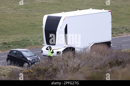 Un camion électrique autonome suédois Einride Gen 2 est mis à l'épreuve sur les routes de la Grande-Bretagne pour la première fois. Le véhicule futuriste a été filmé par une équipe de tournage utilisant un drone alors qu'il a roulé à distance le long de Beachy Head Road près d'Eastbourne, au Royaume-Uni. Banque D'Images