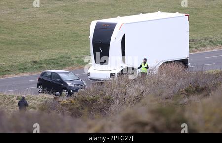 Un camion électrique autonome suédois Einride Gen 2 est mis à l'épreuve sur les routes de la Grande-Bretagne pour la première fois. Le véhicule futuriste a été filmé par une équipe de tournage utilisant un drone alors qu'il a roulé à distance le long de Beachy Head Road près d'Eastbourne, au Royaume-Uni. Banque D'Images