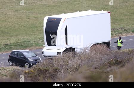 Un camion électrique autonome suédois Einride Gen 2 est mis à l'épreuve sur les routes de la Grande-Bretagne pour la première fois. Le véhicule futuriste a été filmé par une équipe de tournage utilisant un drone alors qu'il a roulé à distance le long de Beachy Head Road près d'Eastbourne, au Royaume-Uni. Banque D'Images