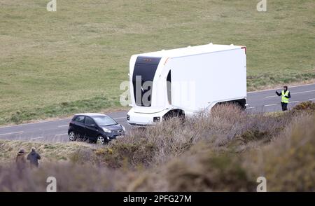 Un camion électrique autonome suédois Einride Gen 2 est mis à l'épreuve sur les routes de la Grande-Bretagne pour la première fois. Le véhicule futuriste a été filmé par une équipe de tournage utilisant un drone alors qu'il a roulé à distance le long de Beachy Head Road près d'Eastbourne, au Royaume-Uni. Banque D'Images