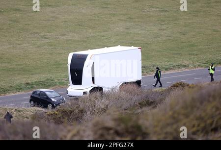 Un camion électrique autonome suédois Einride Gen 2 est mis à l'épreuve sur les routes de la Grande-Bretagne pour la première fois. Le véhicule futuriste a été filmé par une équipe de tournage utilisant un drone alors qu'il a roulé à distance le long de Beachy Head Road près d'Eastbourne, au Royaume-Uni. Banque D'Images