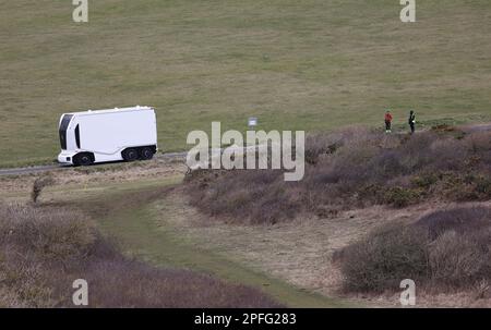 Un camion électrique autonome suédois Einride Gen 2 est mis à l'épreuve sur les routes de la Grande-Bretagne pour la première fois. Le véhicule futuriste a été filmé par une équipe de tournage utilisant un drone alors qu'il a roulé à distance le long de Beachy Head Road près d'Eastbourne, au Royaume-Uni. Banque D'Images