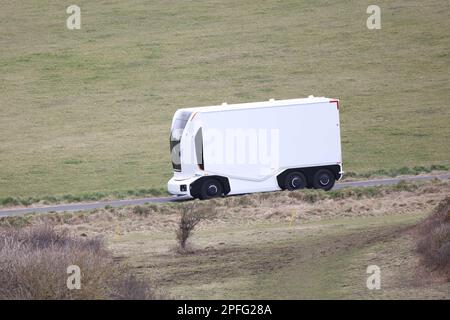 Un camion électrique autonome suédois Einride Gen 2 est mis à l'épreuve sur les routes de la Grande-Bretagne pour la première fois. Le véhicule futuriste a été filmé par une équipe de tournage utilisant un drone alors qu'il a roulé à distance le long de Beachy Head Road près d'Eastbourne, au Royaume-Uni. Banque D'Images