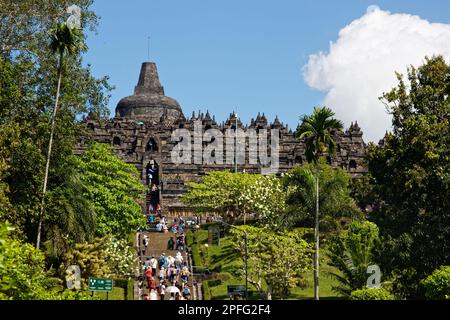 Personnes marchant dans les escaliers du temple Borobudur près de Yogyakarta, centre de Java, Indonésie Banque D'Images