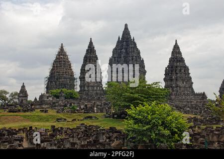 Vue sur Prambanan, un temple hindou de 9th siècles situé dans la région spéciale de Yogyakarta, dans le sud de Java, en Indonésie. Banque D'Images