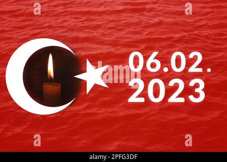 Tremblement de terre en Turquie, 6 février 2023. Bannière pleine de mournisme. L'épicentre du tremblement de terre en Turquie. Priez pour la Turquie. Une bougie lumineuse à l'arrière Banque D'Images