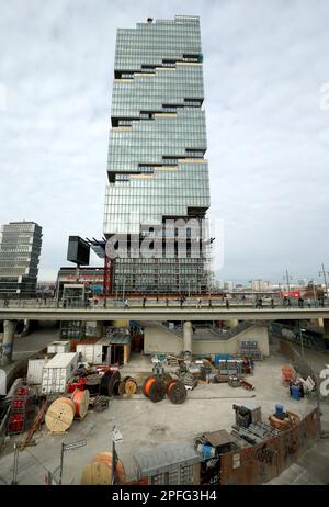 Berlin, Allemagne. 17th mars 2023. Le BORD est de Berlin, à 142 mètres le plus haut immeuble de bureaux de la ville, lors d'une visite du site de construction à l'occasion de la fondation du Conseil climatique. Credit: Wolfgang Kumm/dpa/Alay Live News Banque D'Images