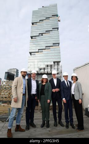 Berlin, Allemagne. 17th mars 2023. Membres du nouveau Conseil climat, Kassem Taher Saleh (Bündnis 90/Die Grünen, l-r), Michael Kießling (CDU), Sandra Weeser (FDP), Bernhard Daldrup (SPD), Tillmann Prinz (BAK) et Wiebke Zuschlag (unité solide) participent à une visite sur place à L'EDGE East Side Berlin à l'occasion de la fondation du Conseil climat. A 142 mètres, le BORD est de Berlin est le plus haut immeuble de bureaux de la ville. Credit: Wolfgang Kumm/dpa/Alay Live News Banque D'Images