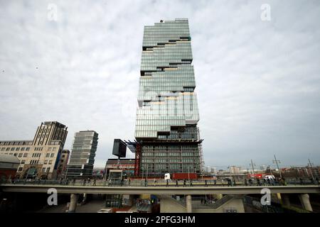 Berlin, Allemagne. 17th mars 2023. Le BORD est de Berlin à la gare de S-Bahn Warschauer Strasse, à 142 mètres le plus haut immeuble de bureaux de la ville, lors d'une visite du chantier de construction à l'occasion de la fondation du Climate Council. Credit: Wolfgang Kumm/dpa/Alay Live News Banque D'Images