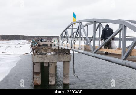 KHARKIV REG., UKRAINE - 02 mars 2023 : traversée piétonne temporairement restaurée au-dessus d'un pont détruit traversant la rivière Siverskyi Donets dans la région de Starii Saltiv, Kharkiv Banque D'Images