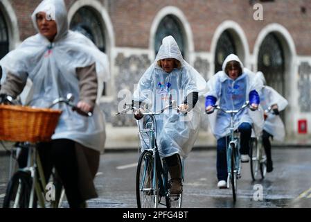 Cyclistes à Westminster, Londres, comme ils pédalez dans la pluie. Date de la photo: Vendredi 17 mars 2023. Banque D'Images