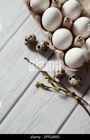 Tas d'œufs de caille décorés de plumes. Aliments biologiques. Style rustique. Vue de dessus. Banque D'Images