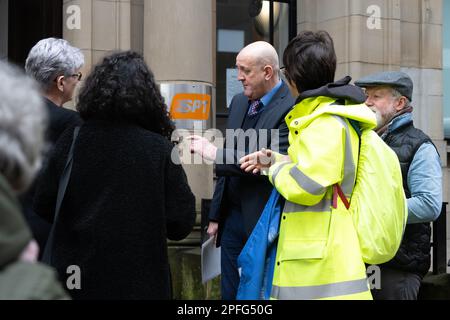 Glasgow, Écosse, Royaume-Uni. 17th mars 2022. Faites bouger Glasgow « Fair Fares Now » les manifestants du rassemblement de passagers rencontrent les conseillers à l'extérieur des bureaux de Strathclyde Partnership for Transportation (SPT). Les tarifs de Glasgow sont plus élevés que dans de nombreuses autres villes et Get Glasgow Moving appelle le SPT à s'emparer des nouveaux pouvoirs de la loi de 2019 sur les transports pour réglementer les compagnies de bus privées, les tarifs plafond et fournir un système de transport public entièrement intégré à travers Glasgow. Photo : conseillers Alan Moir (Scottish Labour et vice-président de SPT), Maureen Devlin (Scottish Labour) Roza Salih (SNP) crédit : Kay Roxby/Alay Live News Banque D'Images