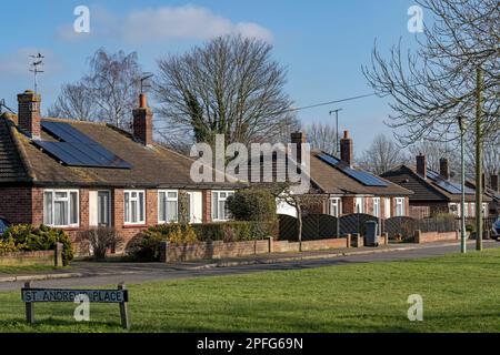 Panneaux d'énergie solaire montés sur les anciennes propriétés du conseil Melton Suffolk Royaume-Uni Banque D'Images