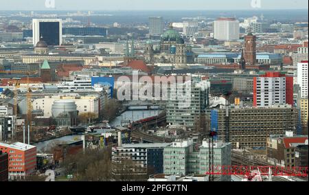 Berlin, Allemagne. 17th mars 2023. Vue depuis le 35th étage de l'EXTRÉMITÉ est de Berlin sur les toits en direction de Mitte avec le Red City Hall (r) et la cathédrale de Berlin (M). A 142 mètres, EDGE East Side Berlin est le plus haut immeuble de bureaux de la ville. Credit: Wolfgang Kumm/dpa/Alay Live News Banque D'Images