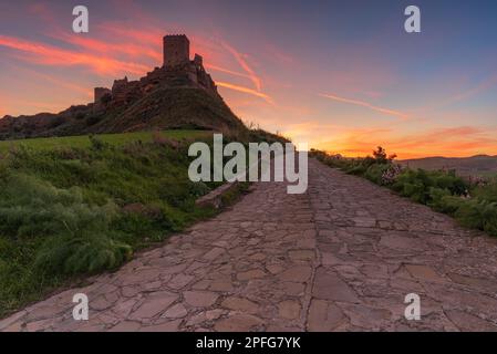 Vue panoramique du château de Cefalà Diana au crépuscule, Sicile Banque D'Images