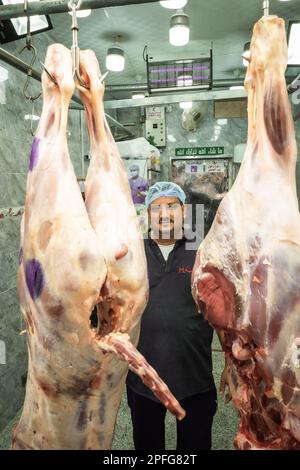 Portrait d'un boucher fier dans son magasin au marché de la rue Souk Baab Makkah (Bab Makkah) dans le quartier historique Al-Balad à Jeddah, KSA, Arabie Saoudite Banque D'Images