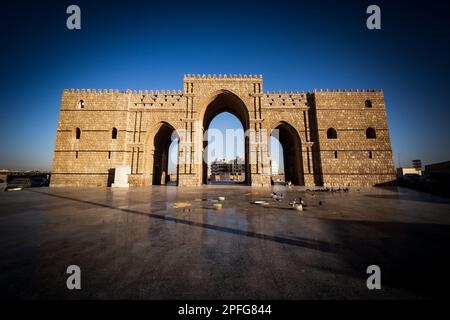 Vue sur la porte maquée de Makkah ou Baab Makkah (Bab Makkah), une ancienne porte d'entrée de la ville historique (Al-Balad) de Djeddah, Arabie Saoudite Banque D'Images