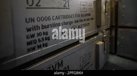 Boîtes en bois de l'armée avec munitions de grenades anti-chars lourdes, détail de gros plan Banque D'Images