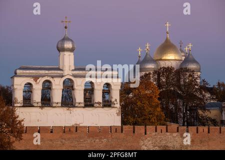 Kremlin de Novgorod. Beffroi et dômes de Saint-Laurent Cathédrale de Sophia en début de matinée à l'aube Banque D'Images